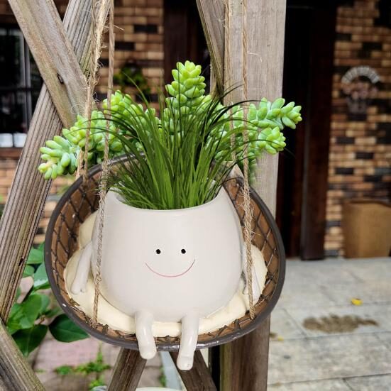 Vaso de flores pendurado com rostinho para decoração